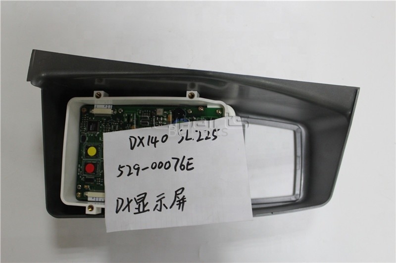 掘削機DX140のモニターのパネルの集りはSL225掘削機のモニター529-00076Eを表示する